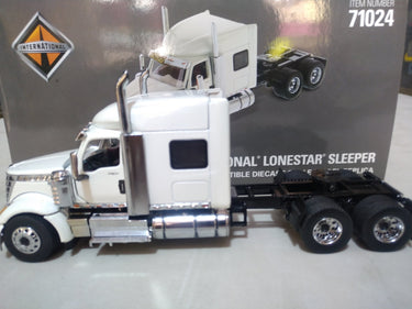International LoneStar Sleeper Tractor Truck 1:50 Scale